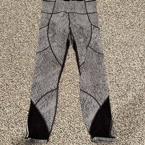 Lululemon speed tight v power luxtreme spray jacquard white/black size 6
